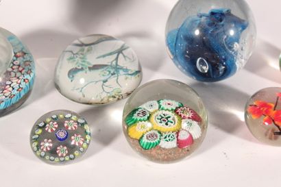 null Set of eight sulphides and paperweights with Millefiori and flower decoration

twentieth...