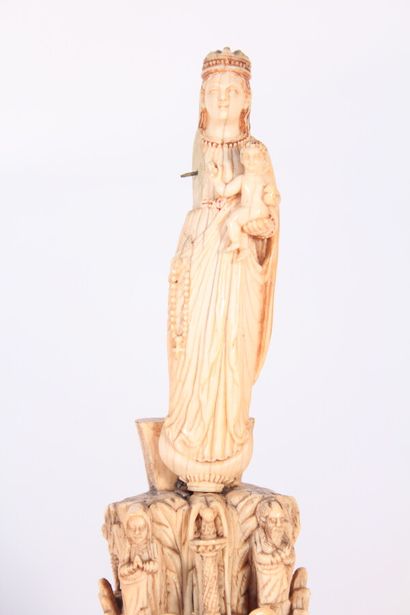 null Sujets en ivoire sculpté figurant une Vierge à l'enfant 

H. : 24,5 cm

(Accidents)

On...