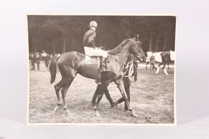 null Ensemble de dix tirages argentiques "Chevaux de courses et de concours" : Buland...