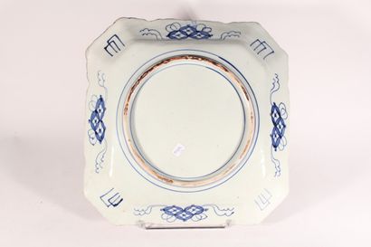 null Large octagonal dish in Imari porcelain with central decoration of a flowered...