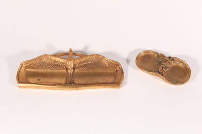 null D'après FRÉCOURT

Plumier en bronze doré à décor d'une cigogne aux ailes déployées

Début...