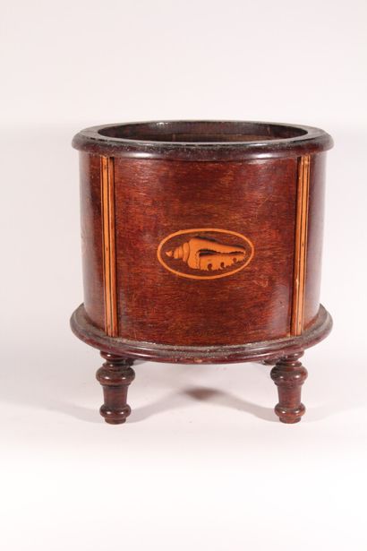 null Cache-pot cylindrique en placage d'acajou et décor marqueté de coquillages

XIXème...
