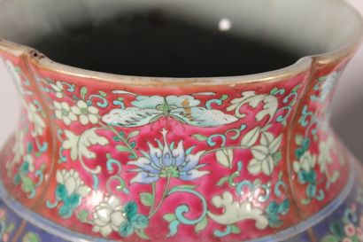null 
Paire de vases en porcelaine à décor polychrome d'oiseaux et fleurs sur fond...
