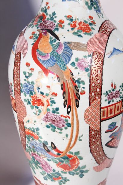 null Paire de grands vases en porcelaine décor en réserve de personnages

Japon,...