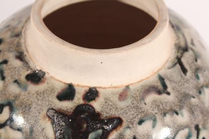 null Pot couvert en grès émaillé à décor de fleurs stylisées

Asie, XXème siècle

H.:...