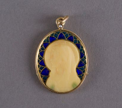 null Oval medal in yellow gold 750 thousandths decorated with the profile of the...