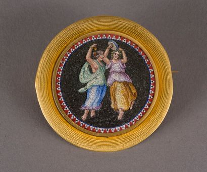null Round brooch in yellow gold decorated with a micromosaic of two young women...