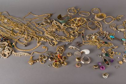 null Important lot de bijoux fantaisie en plaqué or : bracelets joncs, bracelets...