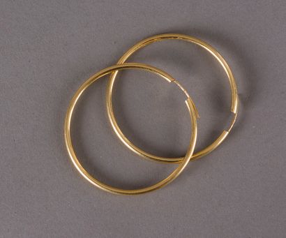 null Pair of creoles in yellow gold 750 thousandths 3,5 g - Diameter 4,4 cm.