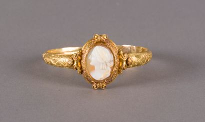 null Bracelet Napoléon III demi-jonc en or jaune 750 millièmes ciselé à décor d'enroulements...