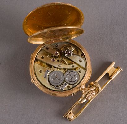 null Yellow gold collar watch 750 thousandths, the back decorated with the figures...