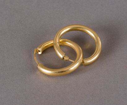 null Pair of creoles in yellow gold 750 thousandths 2,5 g - Diameter 1,9 cm.