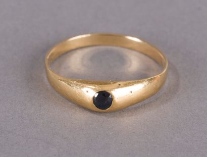 null Ring yellow gold 750 thousandth set with a round sapphire 1,5 g Size 53.