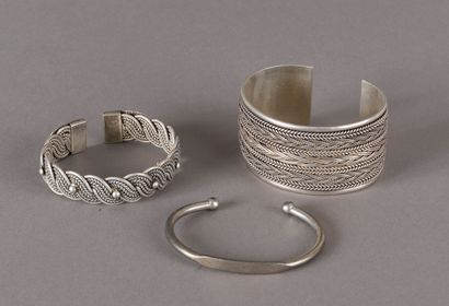 null Three open rigid silver bracelets 116.7 g.