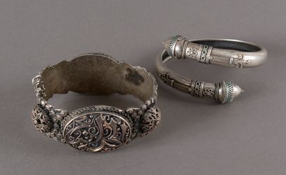 null Two rigid silver bracelets in the ethnic style 70,7 g.