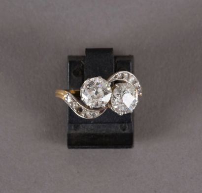 null Gold ring Toi et moi set with two old-cut diamonds of about 1 to 1.10 carat...