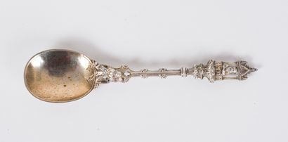 null Apostle's spoon in silver, the handle decorated with flowers and foliage ending...