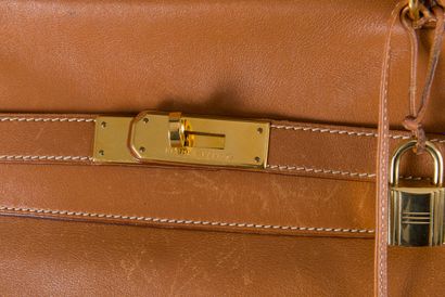 null Hermès, sac Kelly 35, en cuir lisse Epsom gold, piqué sellier blanc, garniture...