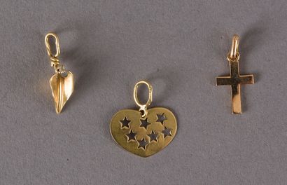 null Three charms in yellow gold 750 thousandths: hearts and cross 1,5 g.