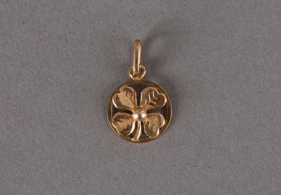 null A charm clover with four leaves in a circle, in yellow gold 750 thousandths...