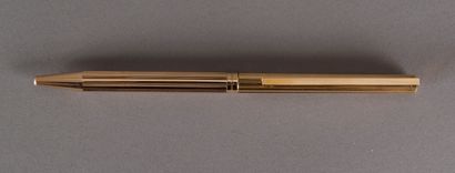 null S.T. Dupont, Classic ballpoint pen in gilded metal numbered 531DE33, in its...