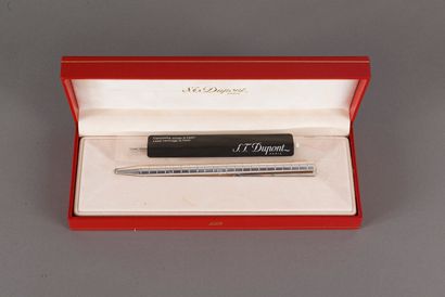 null S.T. Dupont, Classic silver ballpoint pen numbered 5B3FT52, in its box. With...