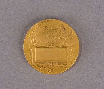 null Round medal in yellow gold 750 thousandths: a face with the inscription "Régates...