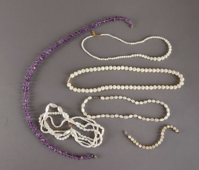 null Lot de trois colliers et deux bracelets en nacre blanche et un collier en perles...