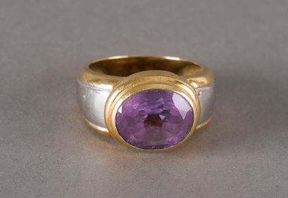 null Yellow and white gold ring set with a violet stone 7.9 g. Size 54