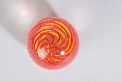 null Boule ronde à décor de torsades spiralées rouge et jaune diamètre 5,5 cm, hauteur...