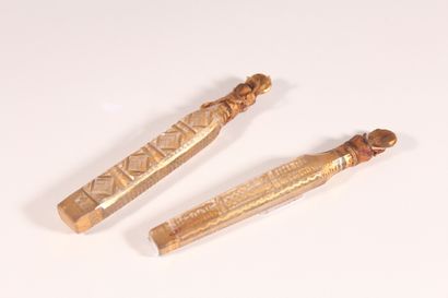 null Deux flacons à pans coupés en cristal XVIIIème siècle: un à décor peint doré...
