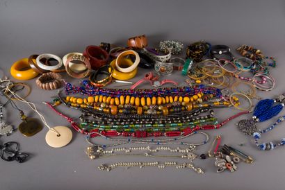 null Important batch of costume jewellery: necklaces, bracelets, pendants
