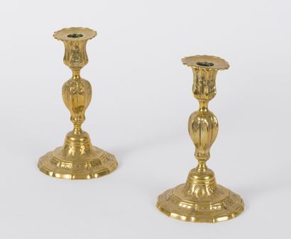 null Pair of 19th century chased brass torches, chased base, baluster shaft with...