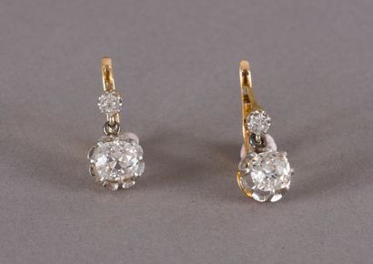 null Pair of gold dormeuse 750 thousandths set with two cushion-cut diamonds surmounted...