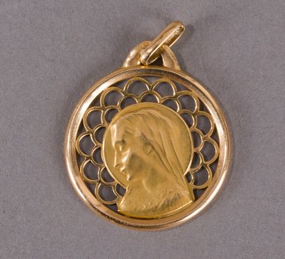 null Round medal in yellow gold 750 thousandths Profile of the Virgin, openwork circumference,...