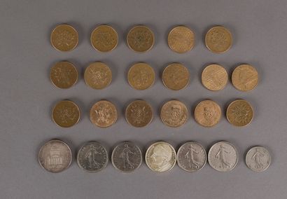 null Un lot de pièces en argent : quatre pièces de cinq francs semeuses, une pièce...