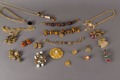 null Lot de bijoux fantaisie en plaqué or et pierres : sept paires de boucles d'oreilles,...