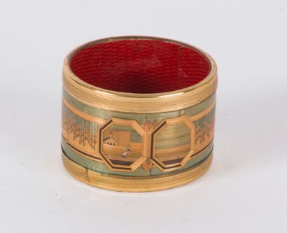 null Napkin ring in straw marquetry on cardboard core, central decoration of two...