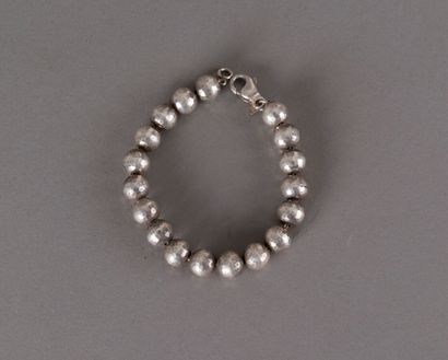 null Bracelet de perles d'argent martelé 19,8 g - Longueur 20 cm.
