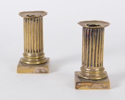 null Paire de petits flambeaux du XIXème siècle en bronze en forme de colonne cannelée...
