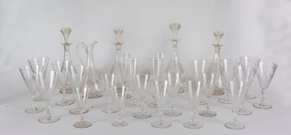null Important and beautiful service of 100 crystal stemmed glasses. They rest on...