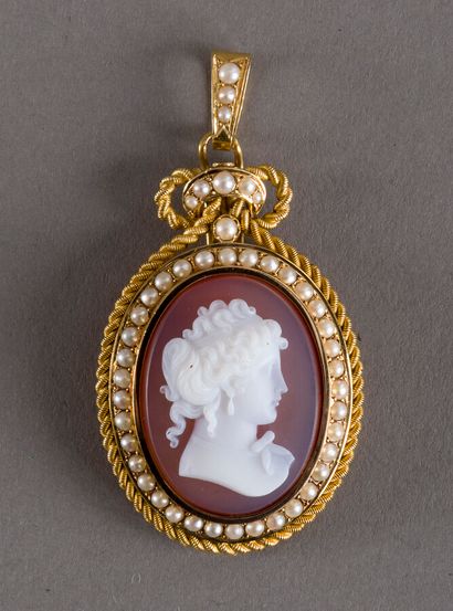 null Oval pendant in yellow gold 750 thousandths decorated with a central cameo on...