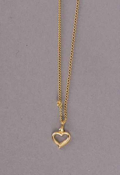 null A chain link gourmette and a heart pendant in yellow gold 750 thousandths 3,4...