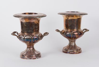 null Paire de vases Médicis en métal argenté à décor de godrons, anses à volutes...