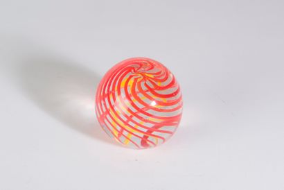 null Boule ronde à décor de torsades spiralées rouge et jaune diamètre 5,5 cm, hauteur...
