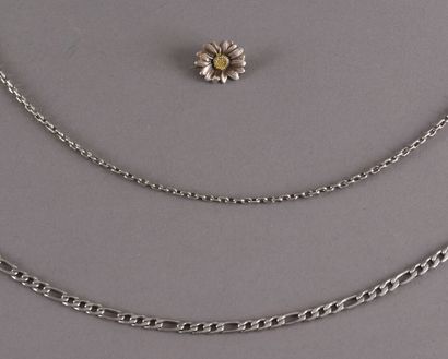 null A silver chain, length 39 cm and a small silver brooch in the shape of daisy...
