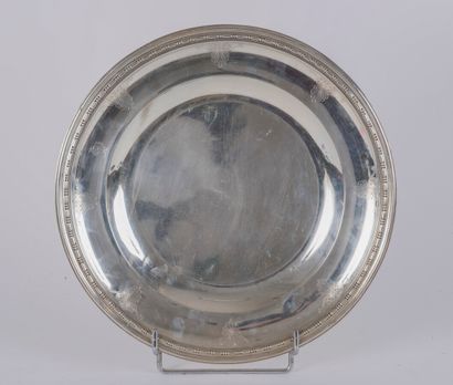 null Plat rond en argent Minerve 950 millièmes, l'aile ornée d'une frise de perles...