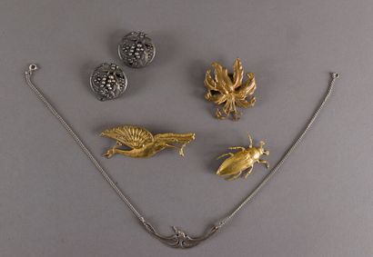 null Lot de cinq bijoux fantaisie début XXème siècle : une broche hanneton, une broche...