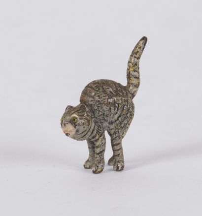 null Painted Vienna bronze: cat with round back and erect tail, 3 x 2.5 cm.