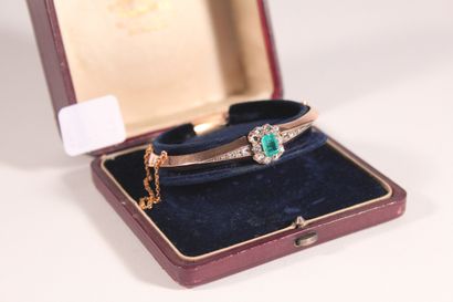null Bracelet in pink gold 750 thousandths, decorated with an emerald surrounded...